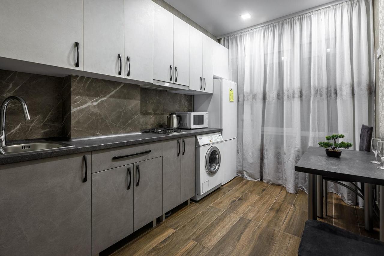Apartment In The Center! Panoramic Windows! Fireplace! 키시나우 외부 사진